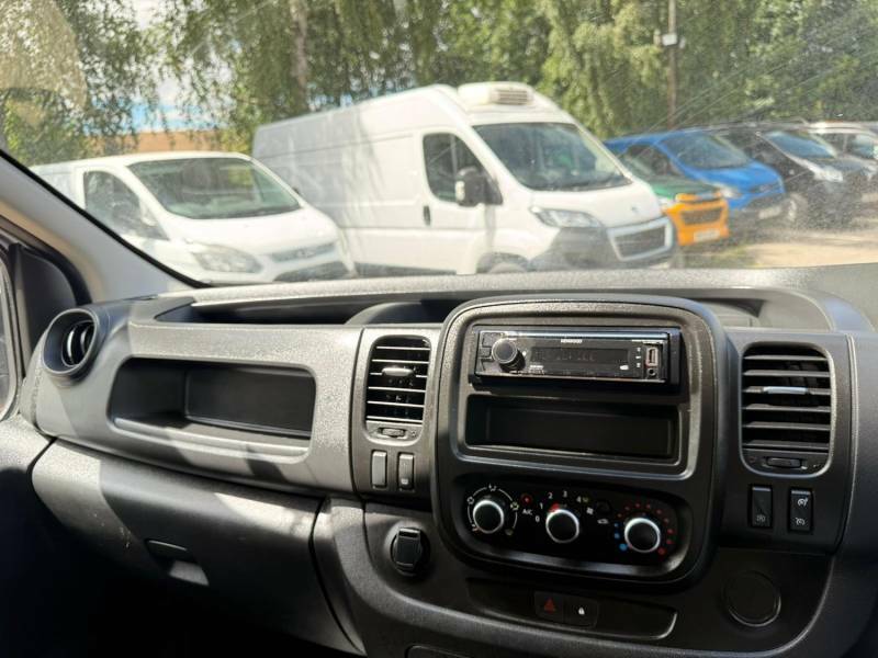 Renault Trafic 2L Business White #15