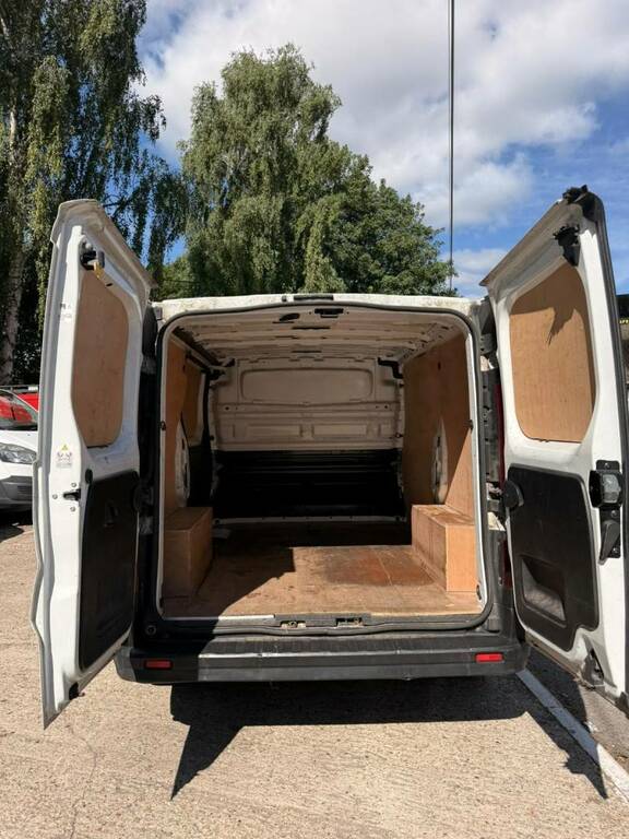 Renault Trafic 2L Business White #9