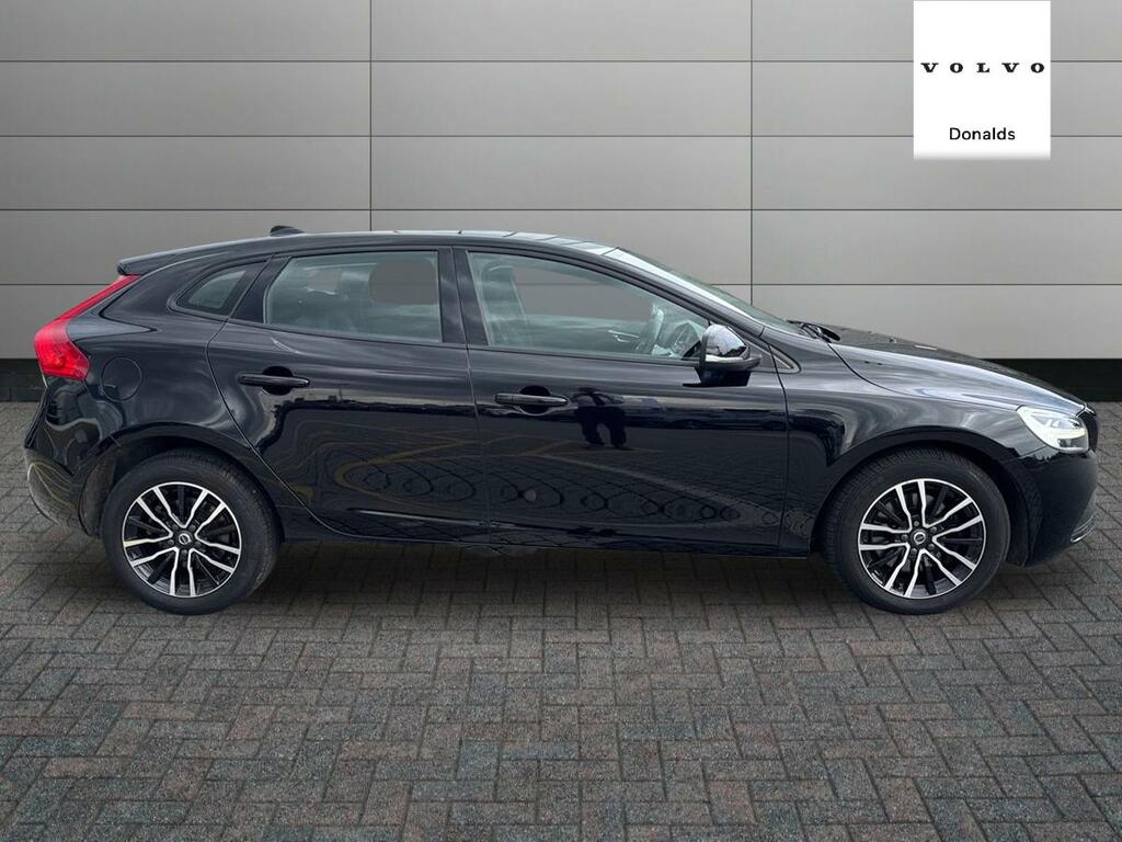 Volvo V40 T2 Momentum Black #2
