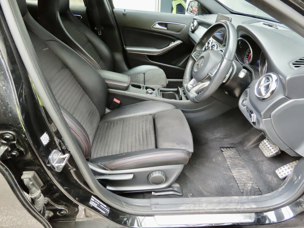 Mercedes-Benz GLA Class 2.1 Gla200d Amg Line Premium Black #4