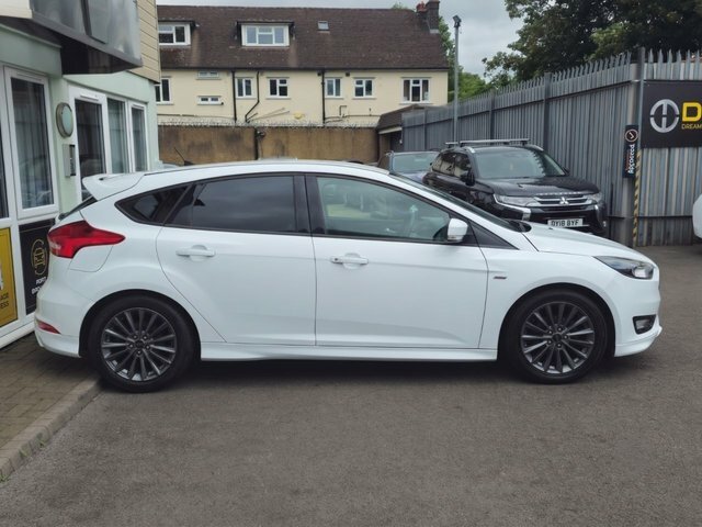 Ford Focus Hatchback Red #8