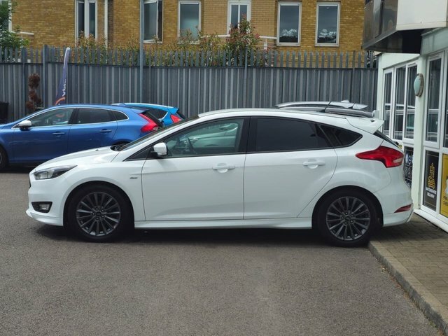 Ford Focus Hatchback Red #9