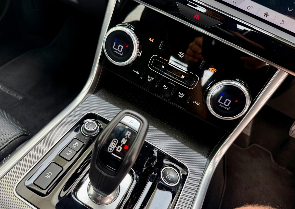 Jaguar XE 2.0 Se 177 Bhp White #30