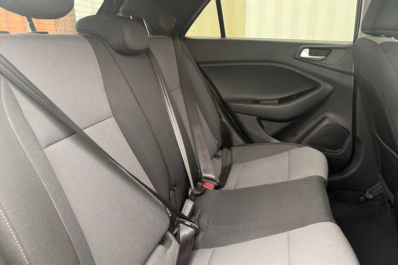 Hyundai I20 1.2 Premium Nav Hatchback Euro 6 YX20SBZ Black #2