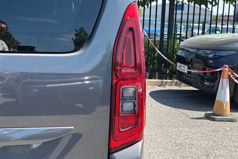 Vauxhall Combo Life 1.5L Elite Blue #32