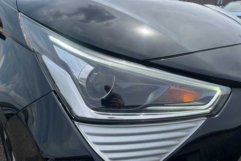 Toyota Aygo Hatchback White #28