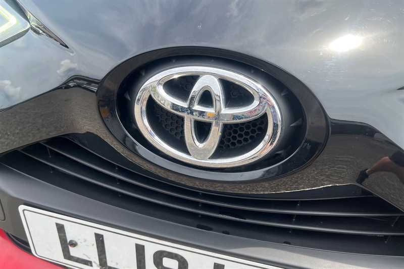 Toyota Aygo Hatchback White #30