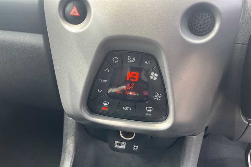 Toyota Aygo Hatchback White #15