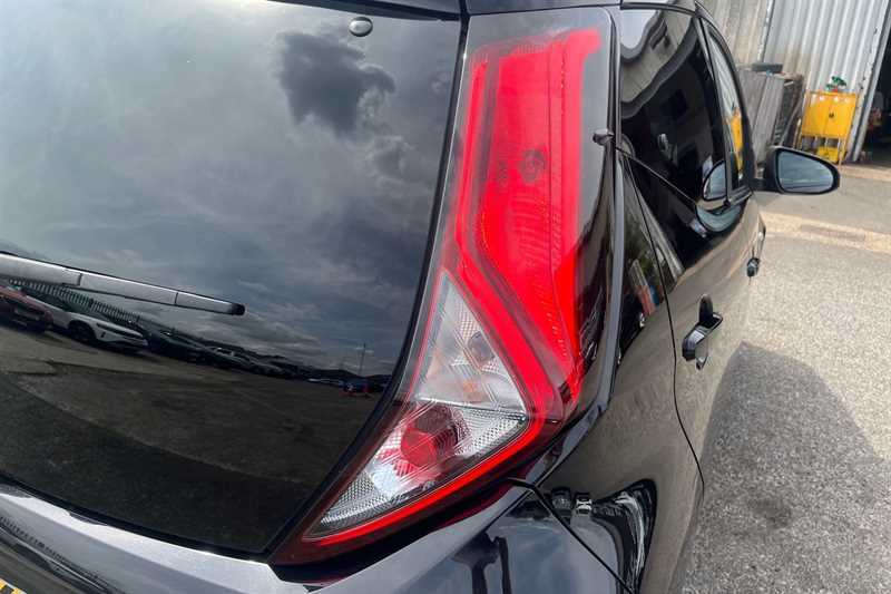 Toyota Aygo Hatchback White #32
