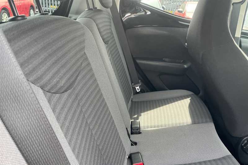 Toyota Aygo Hatchback White #38