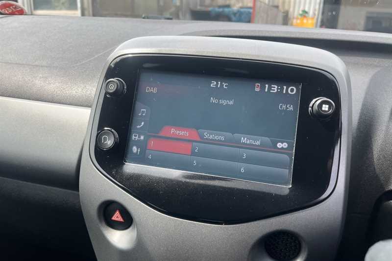 Toyota Aygo Hatchback White #17