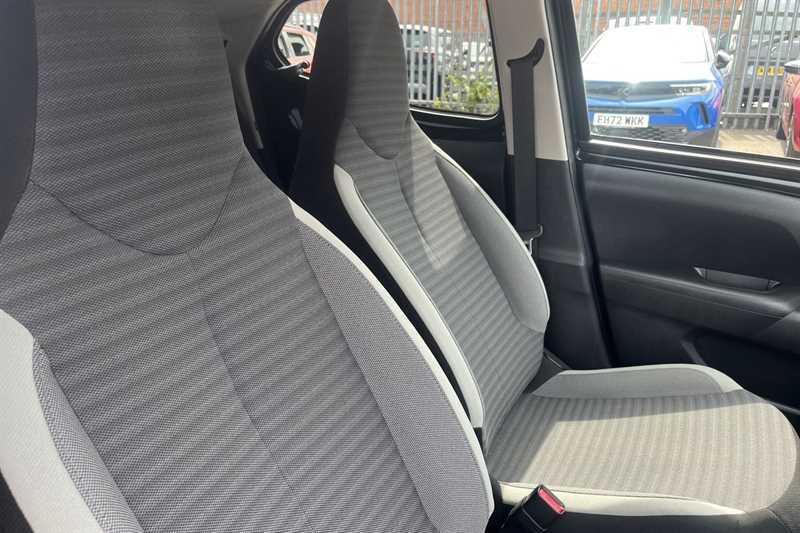 Toyota Aygo Hatchback White #23