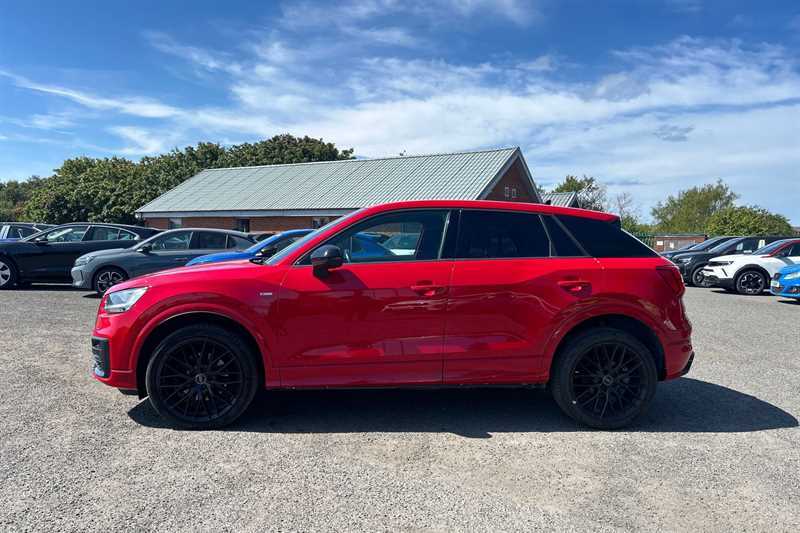 Audi Q2 1.5 Tfsi Cod 35 Black Edition Suv S Tro Red #3