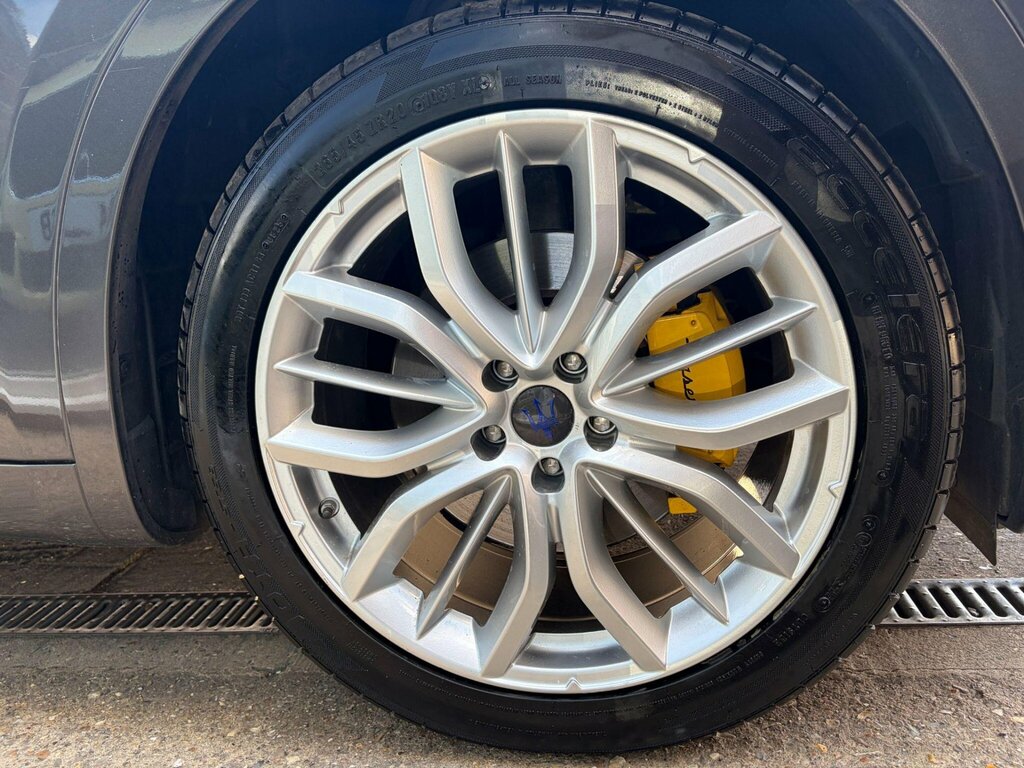 Maserati Levante 3L Null Black #16