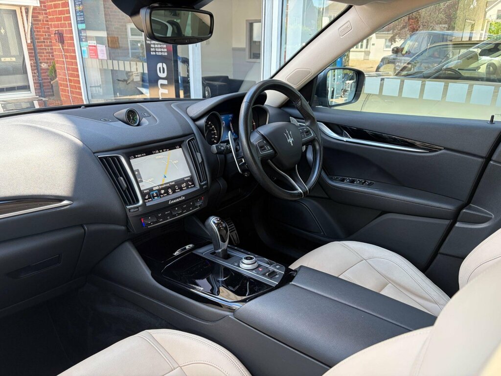 Maserati Levante 3L Null Black #8
