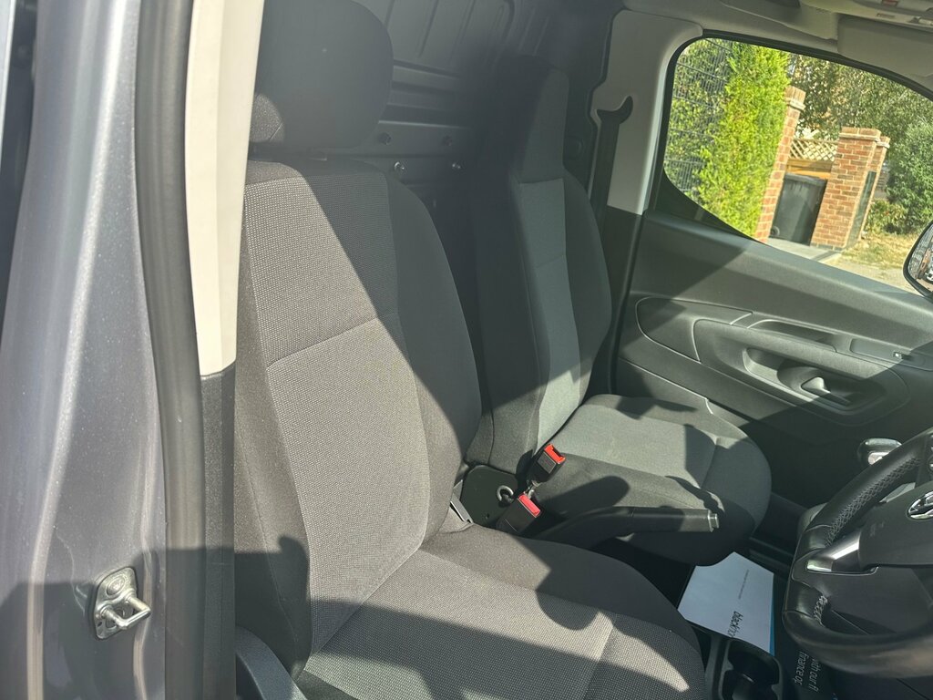 Vauxhall Combo 2300 100Kw Dynamic 50Kwh H1 Van 11Kwch White #18