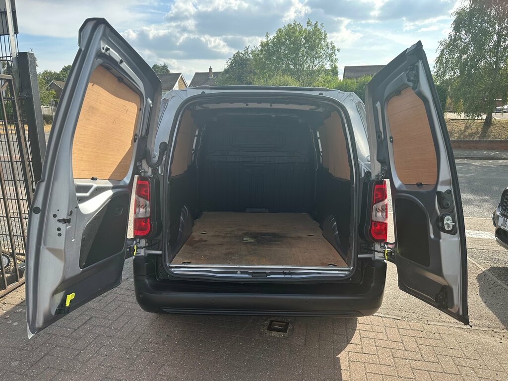 Vauxhall Combo 2300 100Kw Dynamic 50Kwh H1 Van 11Kwch White #9