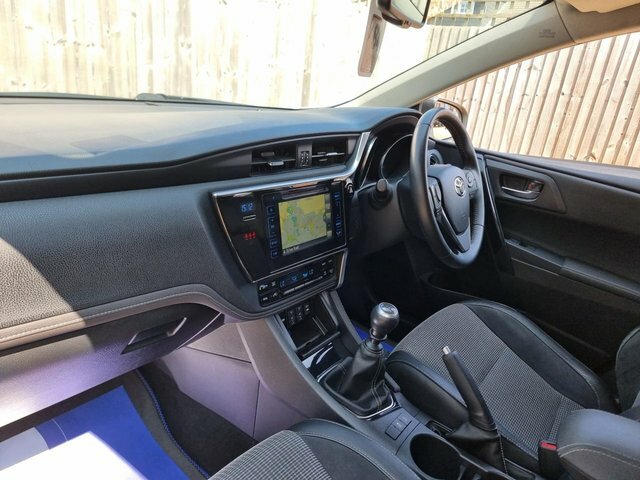 Toyota Auris 1.2 Vvt-i Excel Hatchback Euro 6 WR17LZF White #2