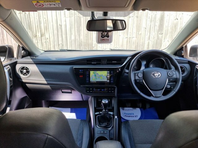 Toyota Auris 1.2 Vvt-i Excel Hatchback Euro 6 WR17LZF White #5