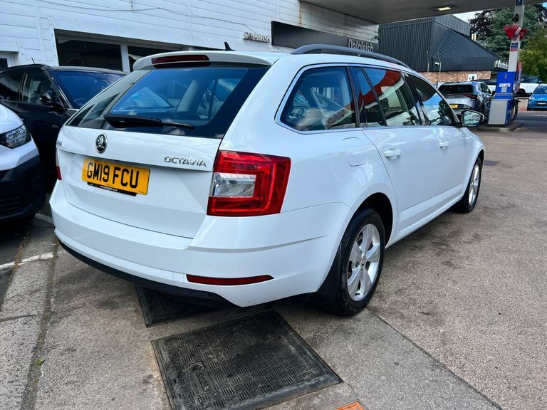 Skoda Octavia Se Technology Tdi GM19FCU White #4