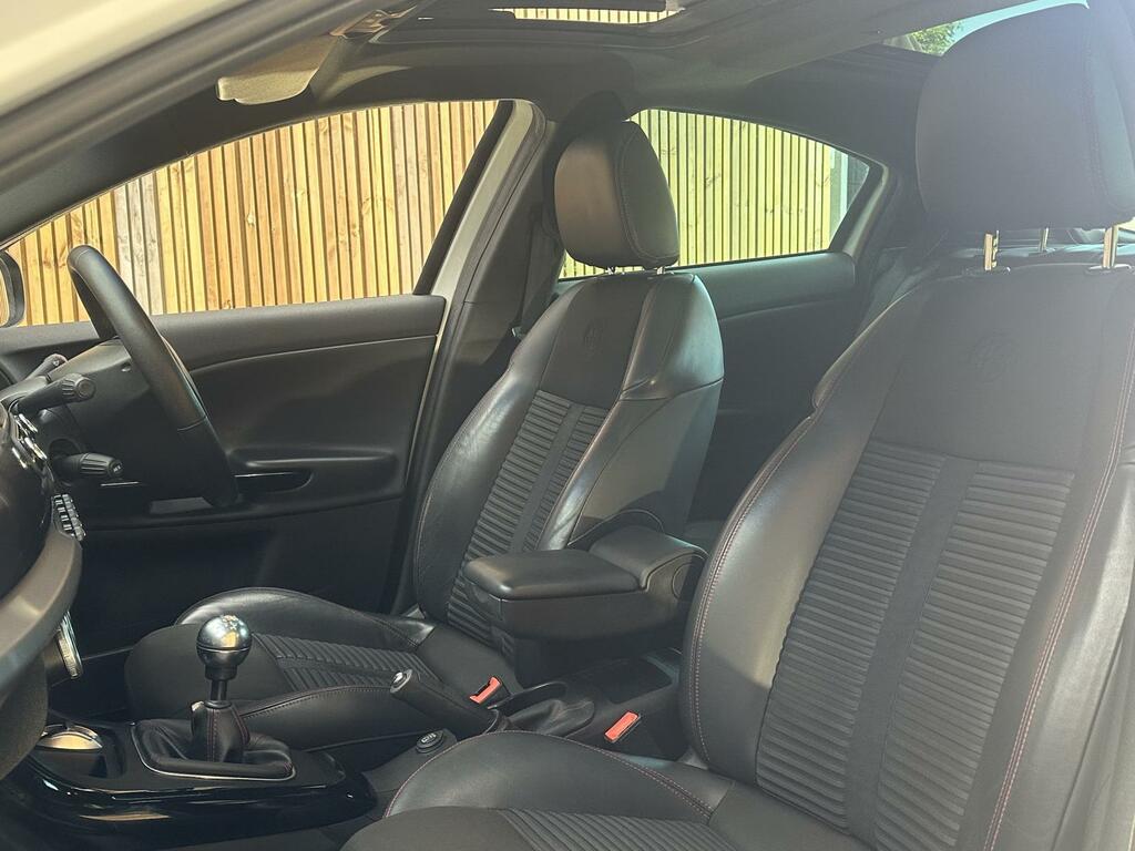 Alfa Romeo Giulietta Hatchback Black #16