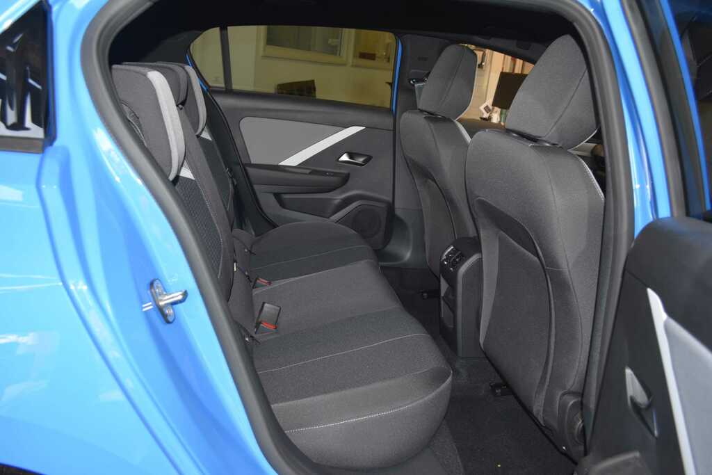 Vauxhall Astra 1.4T 16V 125 Design Red #9