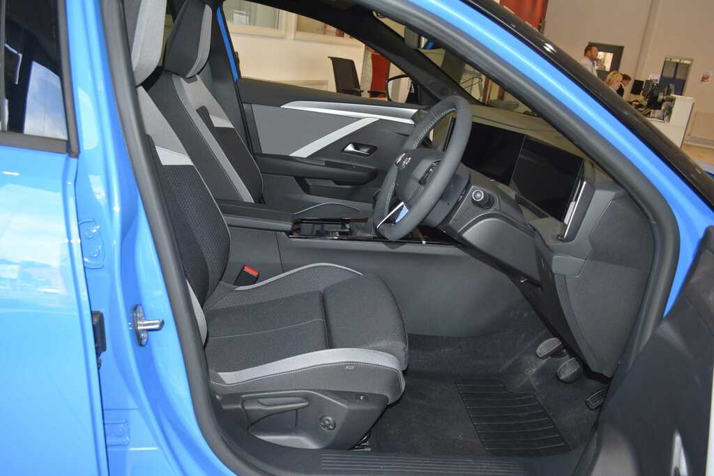 Vauxhall Astra 1.4T 16V 125 Design Red #6