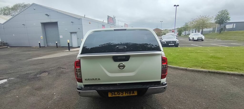 Nissan Navara 2.3 Dci Tekna Pickup Double Cab 4W SL69HBA White #4
