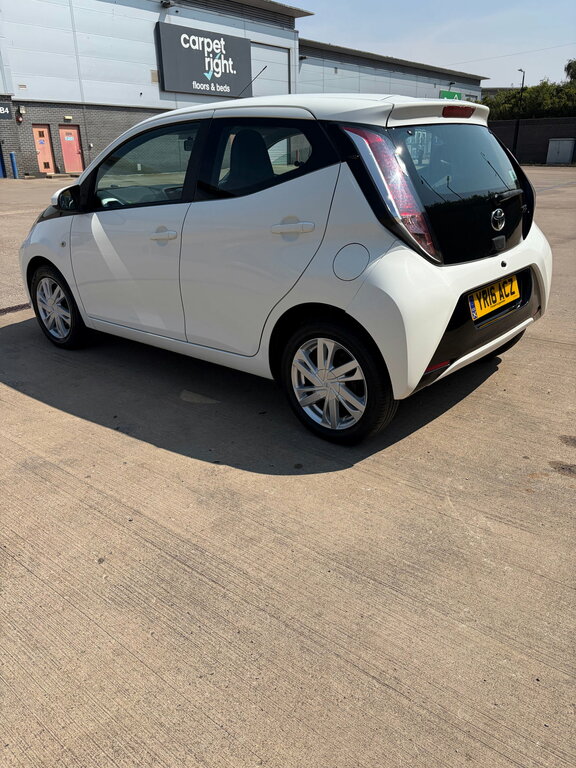 Toyota Aygo 1.0 Vvt-i X-pression Hatchback E White #3
