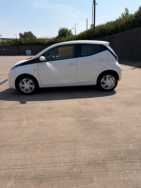 Toyota Aygo 1.0 Vvt-i X-pression Hatchback E White #2