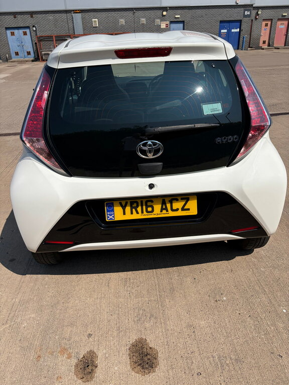 Toyota Aygo 1.0 Vvt-i X-pression Hatchback E White #4