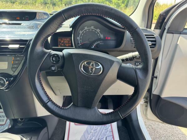 Toyota IQ Hatchback 1.0 Vvt-i Euro 5 201313 Red #23