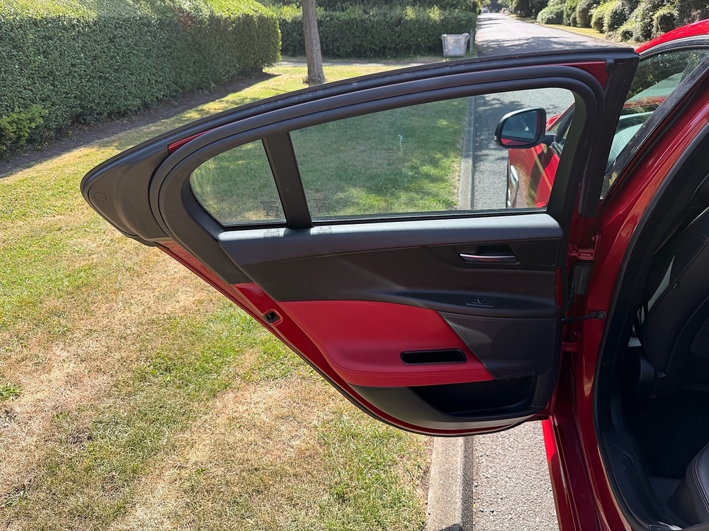 Jaguar XE 2.0D 180 R-sport Awd Saloon Blue #31