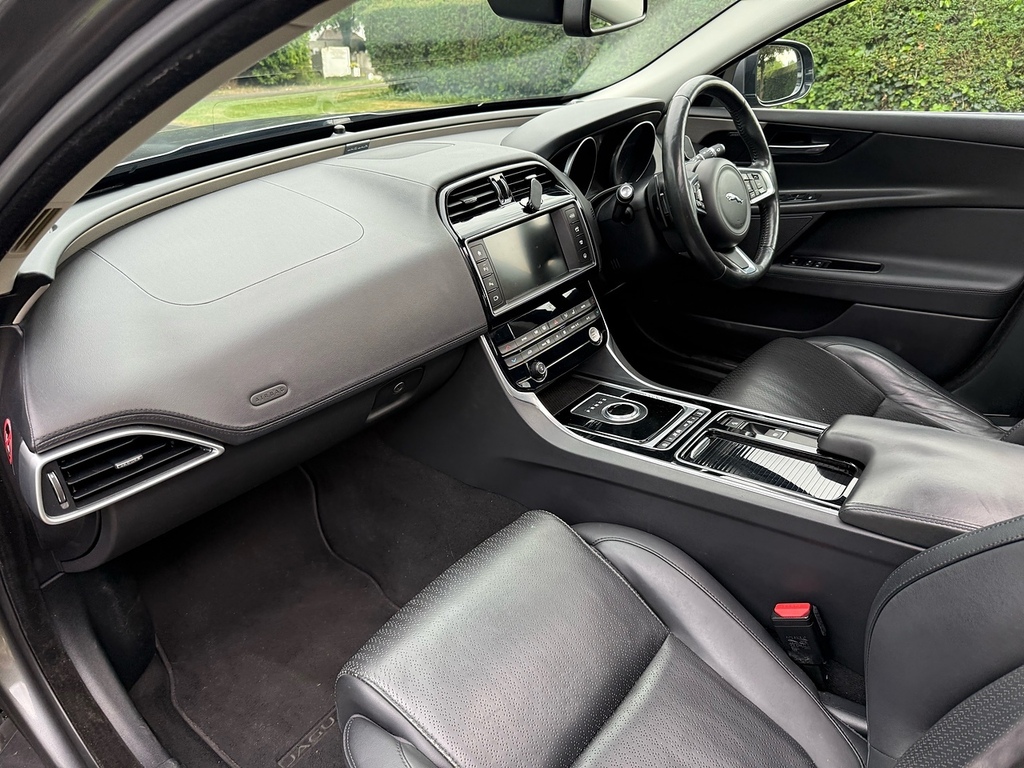 Jaguar XE 2.0 Se 178 Bhp Black #18