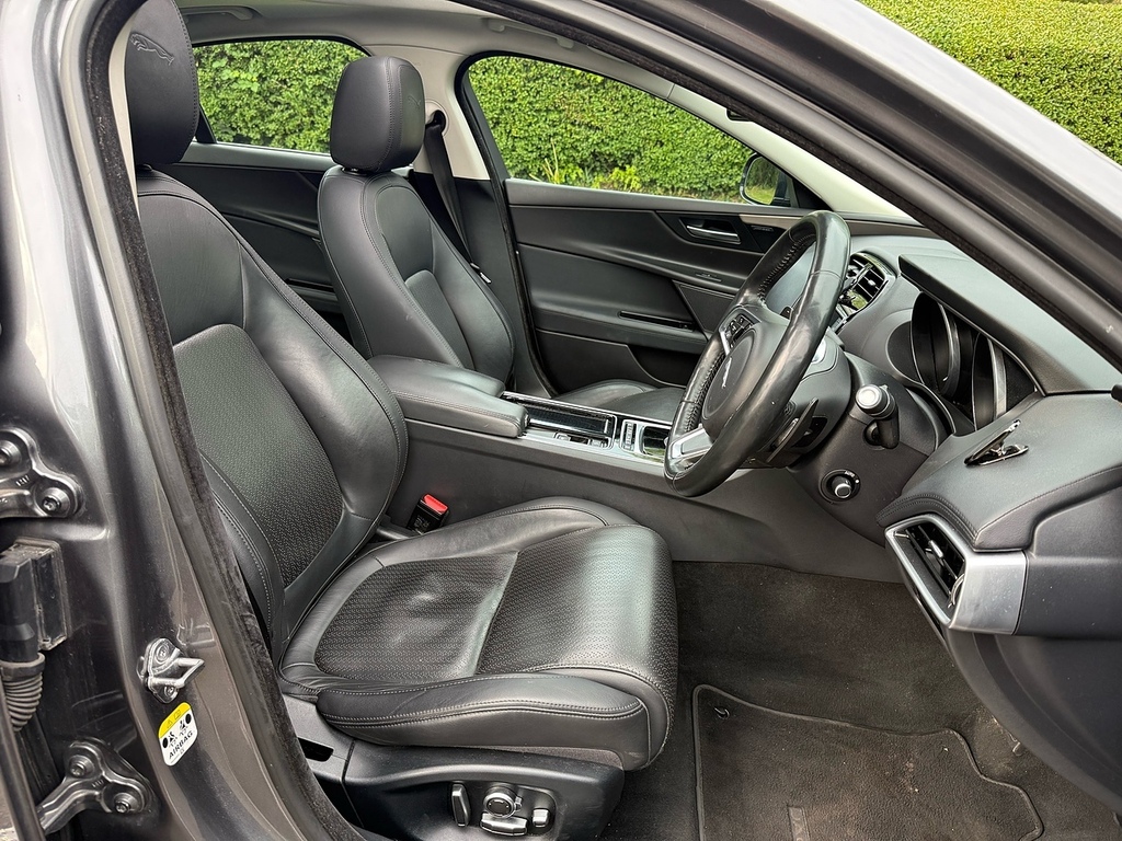 Jaguar XE 2.0 Se 178 Bhp Black #23