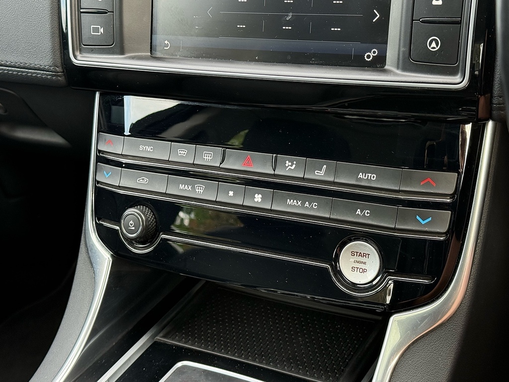 Jaguar XE 2.0 Se 178 Bhp Black #42
