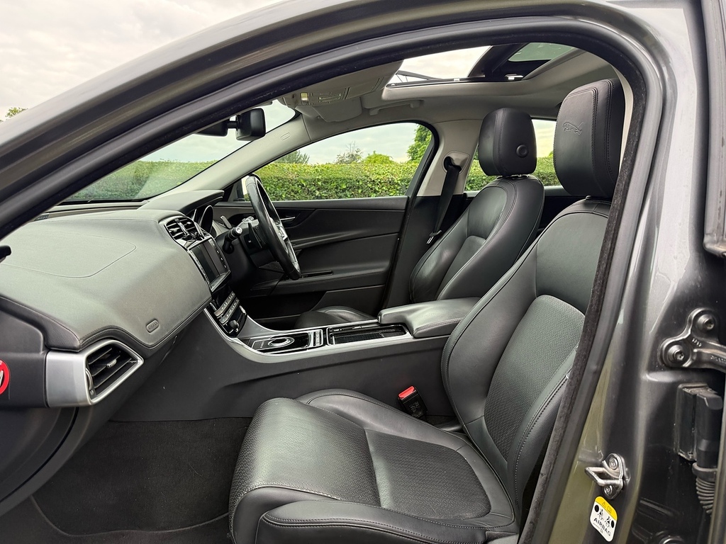 Jaguar XE 2.0 Se 178 Bhp Black #19