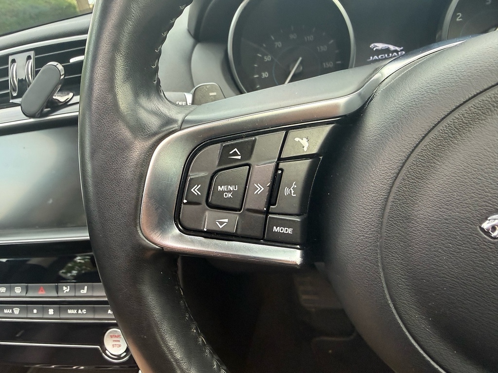 Jaguar XE 2.0 Se 178 Bhp Black #32