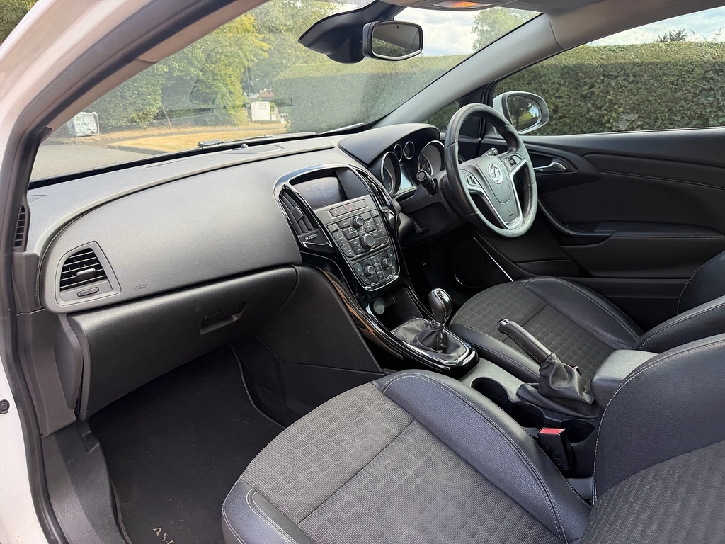 Vauxhall Astra GTC Astra Gtc Limited Edition Cdti Ss Red #17