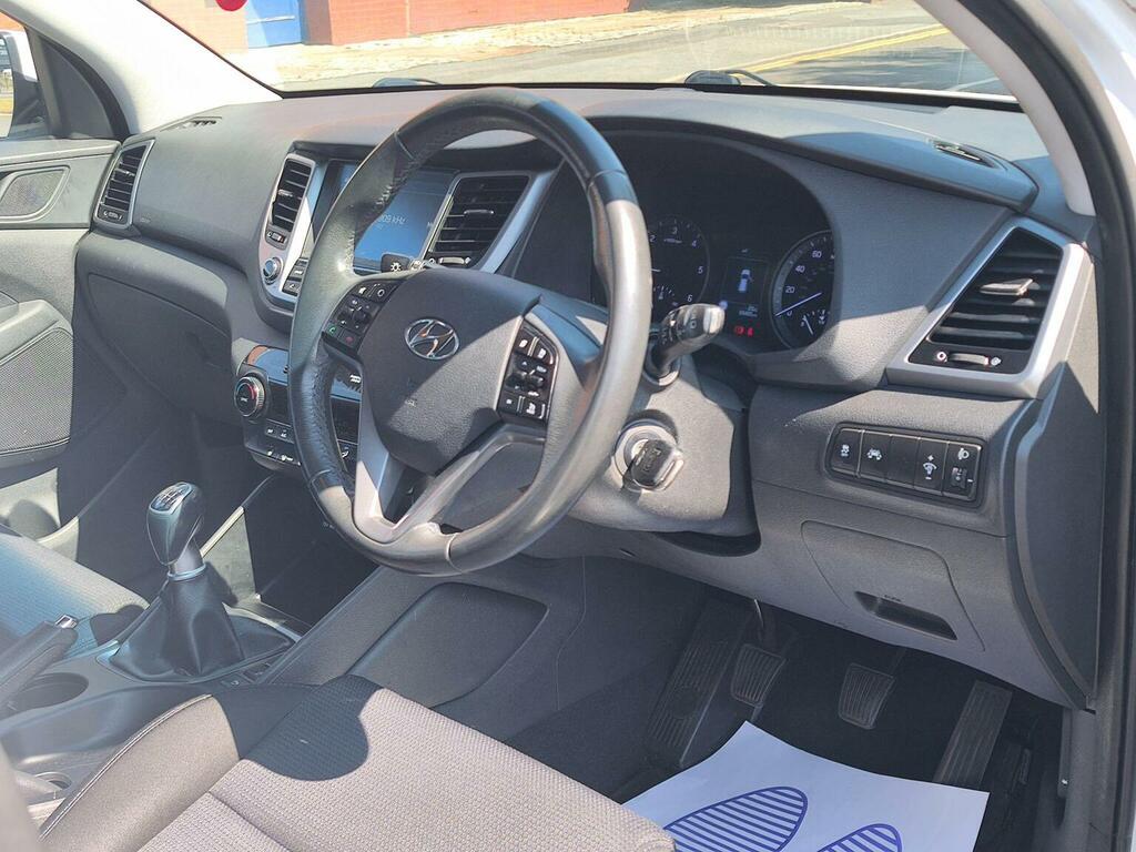 Hyundai Tucson 1.7 Crdi Blue Drive Se Nav Euro 6 Ss SD17MJX White #4
