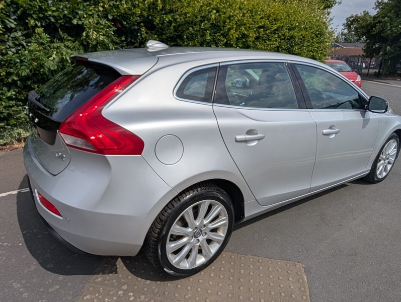 Volvo V40 2.0 D3 Se Lux Nav 148 Bhp Red #7