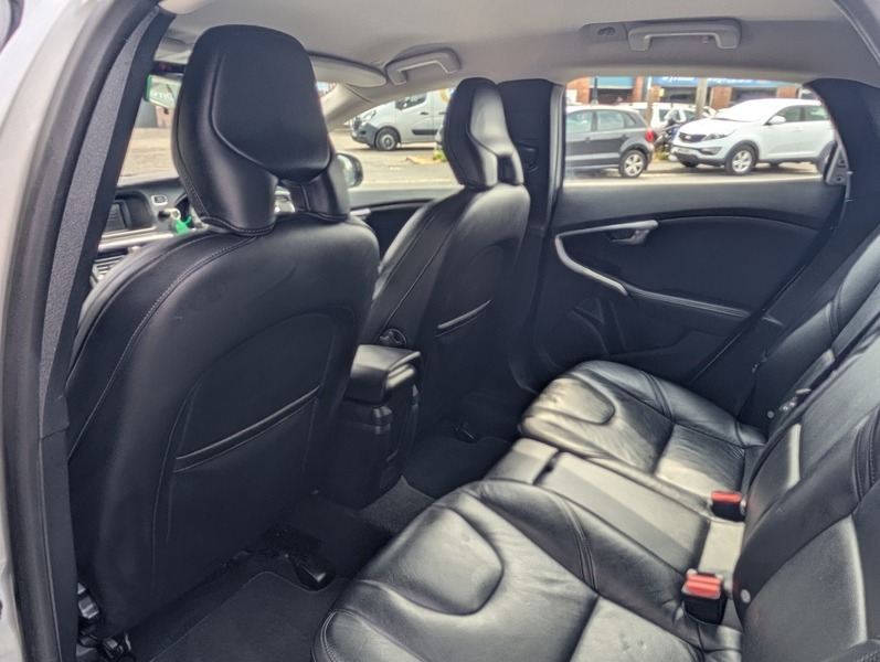 Volvo V40 2.0 D3 Se Lux Nav 148 Bhp Red #17