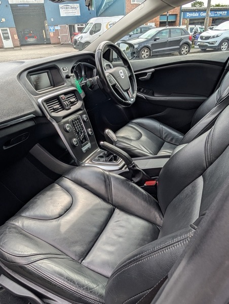 Volvo V40 2.0 D3 Se Lux Nav 148 Bhp Red #19