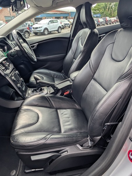 Volvo V40 2.0 D3 Se Lux Nav 148 Bhp Red #20