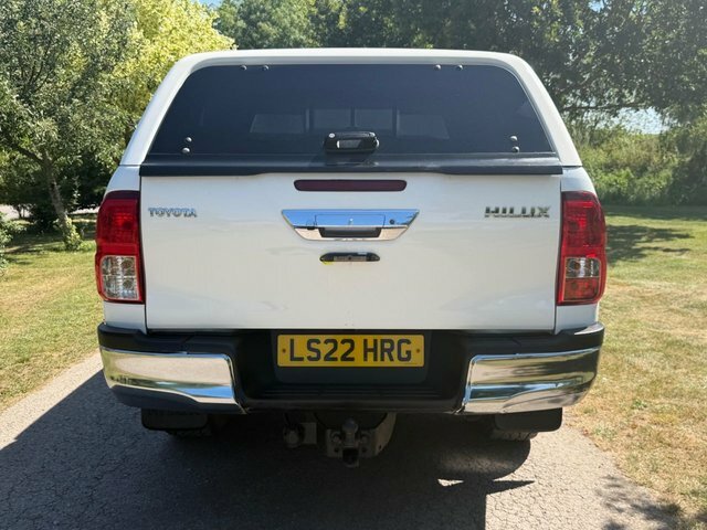 Toyota HILUX Pickup White #5