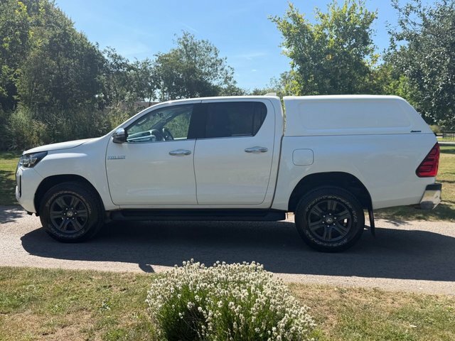Toyota HILUX Pickup White #3