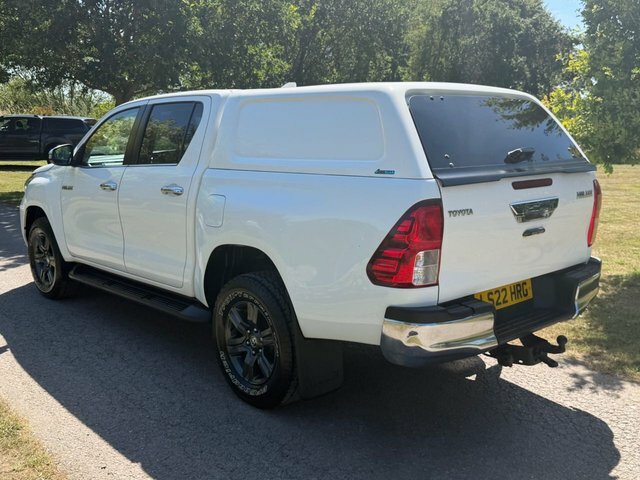 Toyota HILUX Pickup White #4