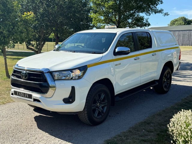 Toyota HILUX Pickup White #4