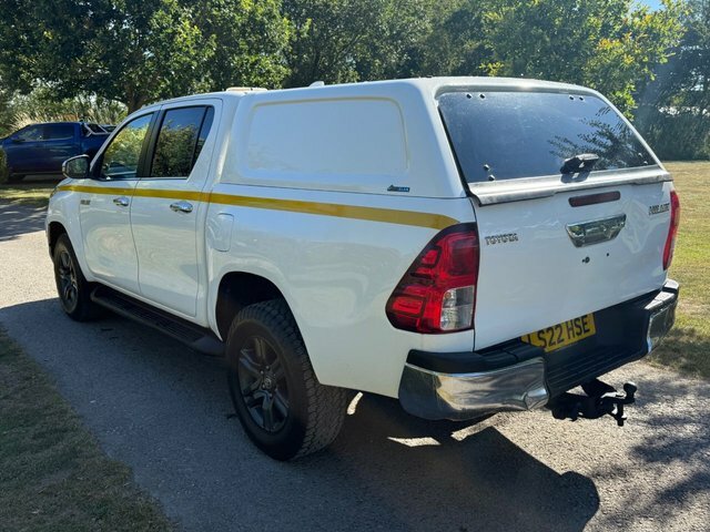 Toyota HILUX Pickup White #6