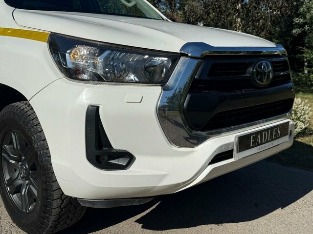 Toyota HILUX Pickup White #2